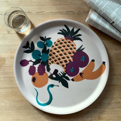 Bakke med annanas og bananer